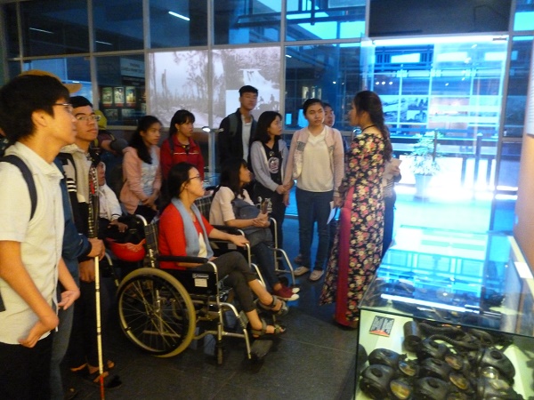 Sinh viên khuyết tật tham quan và kháo sát tiếp cận bảo tàng Chứng tích chiến tranh
